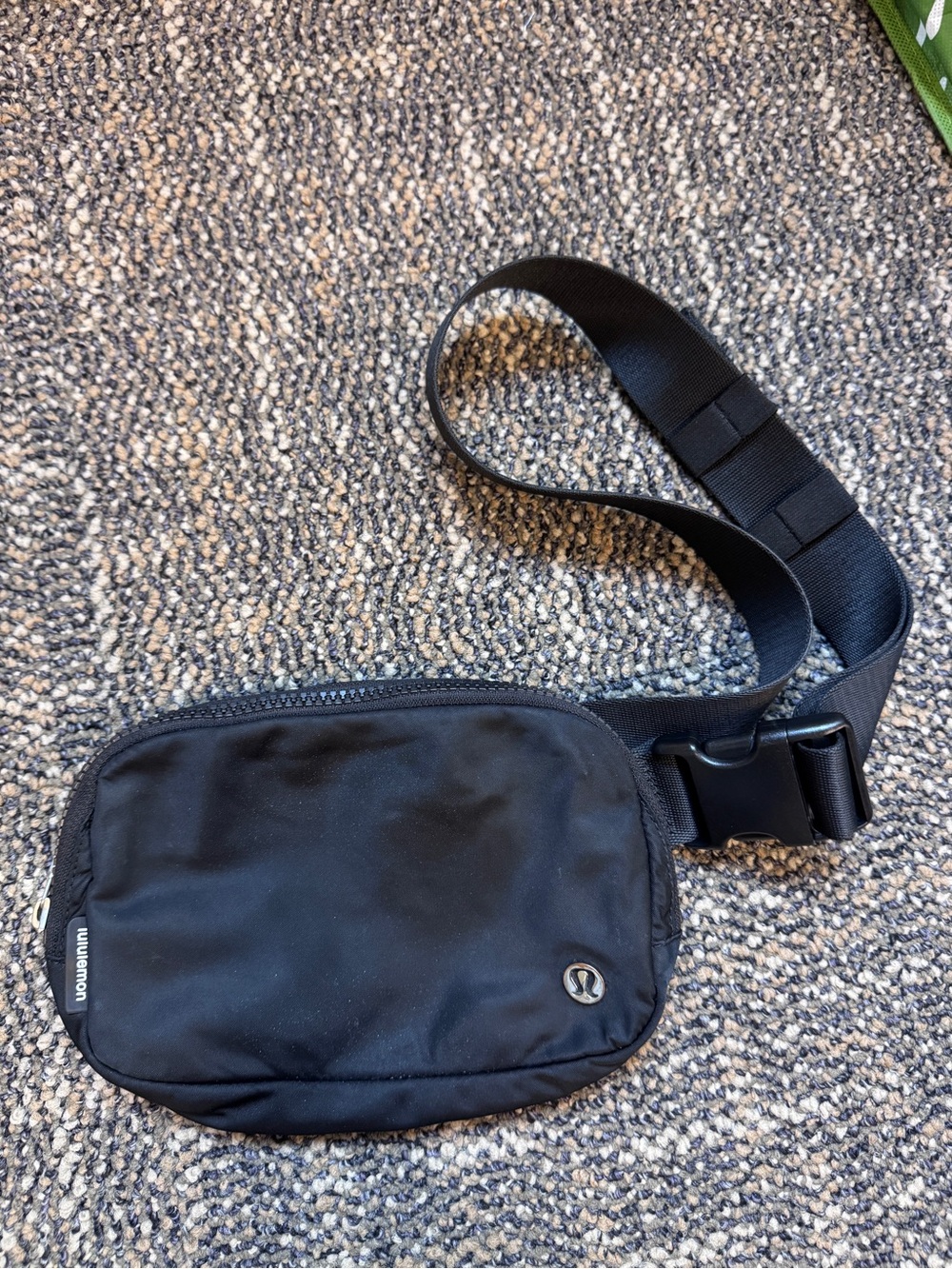 Lululemon Everywhere Belt Bag 1L Black Metal Zip
